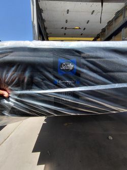 Brand New King Size Sealy Mattress Included Boxspring.