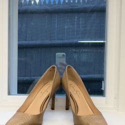 Beautiful pair of Jessica Simpson snakeskin-embossed high heels in size 9.5M. These come in a neutral beige/tan shade that works with everything — per