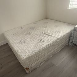 Queen size hybrid mattress and box spring