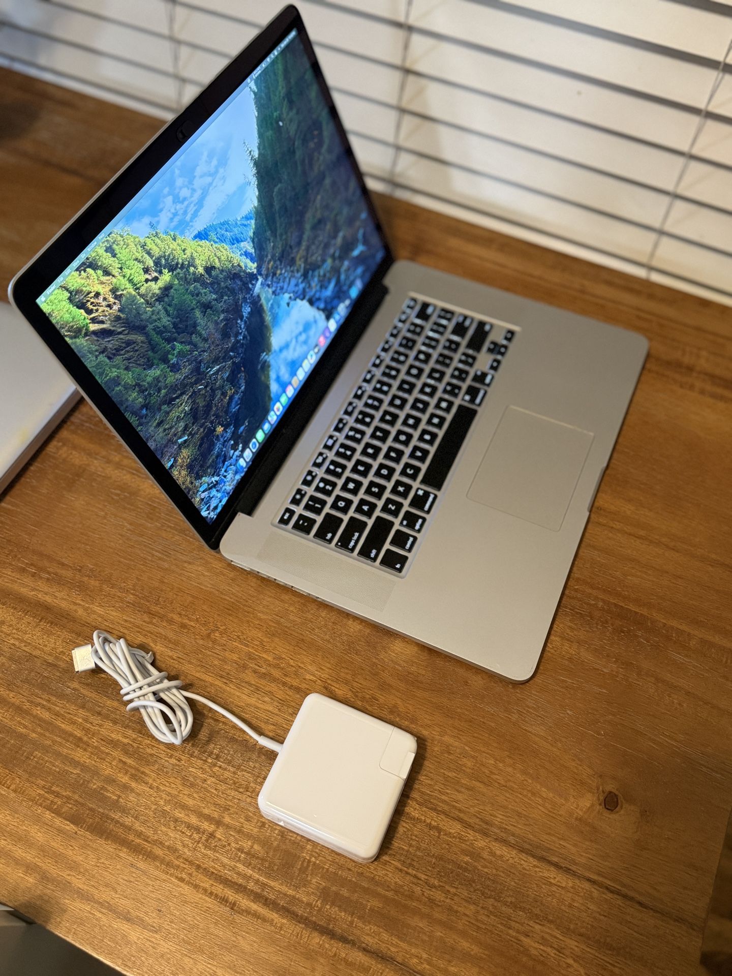 Apple MacBook Pro Retina 15” i7-Quad/16GB/512GB Flash SSD + Charger & Loaded