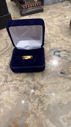 Woman size 6 , 18  K gold stamped