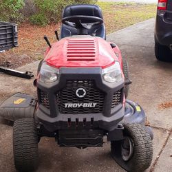 Troy-Bilt Bronco Lawn Tractor