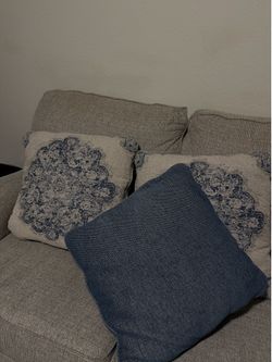 6 Throw Pillows