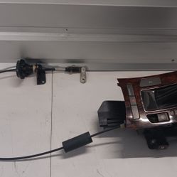 2010-2013 BUICK LACROSSE AUTOMATIC FLOOR SHIFTER LEVER ASSEMBLY W/ TRIM BEZEL