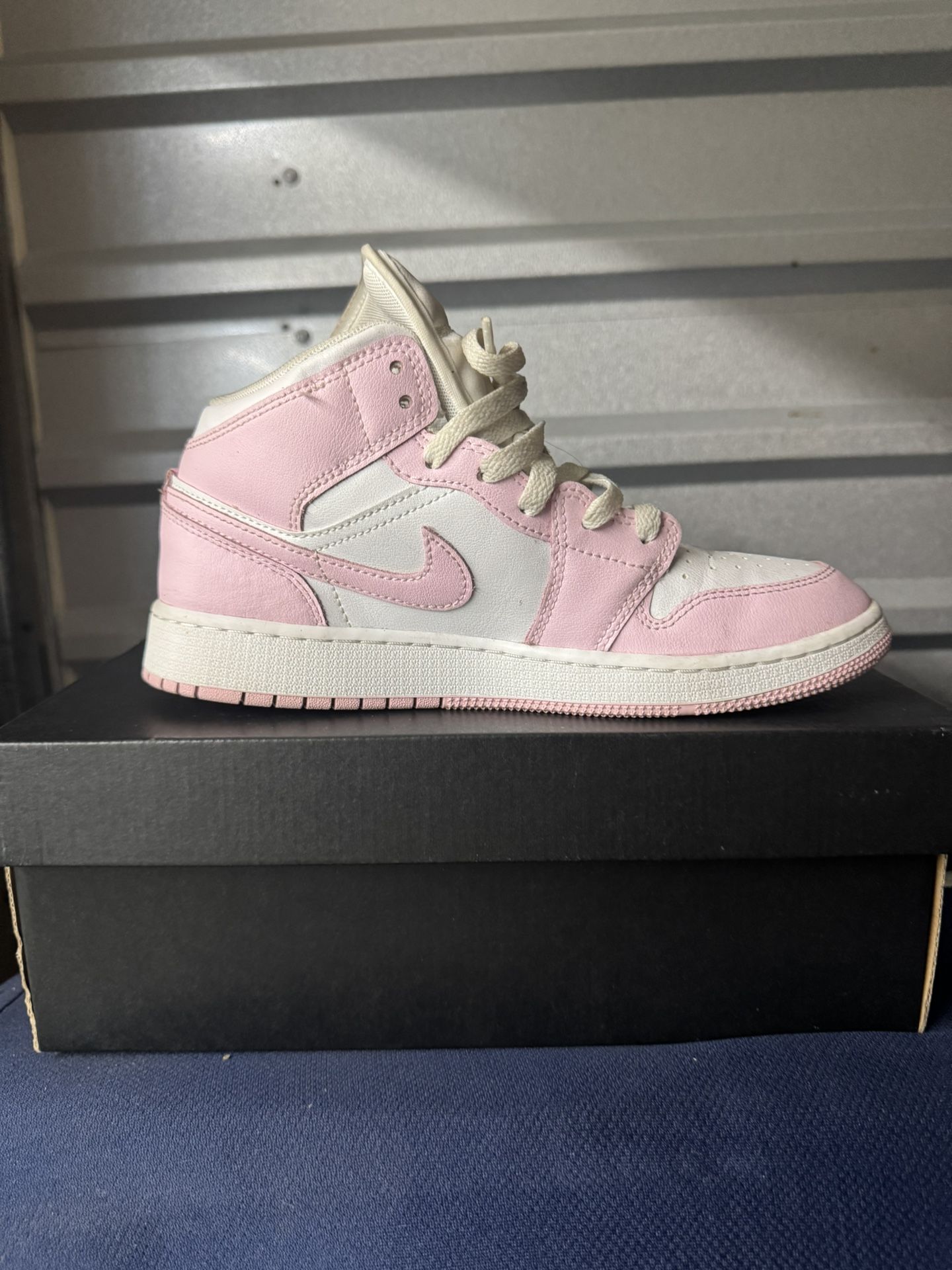 JORDAN 1s WOMEN SIZE 8 AVAILABLE NOW!!