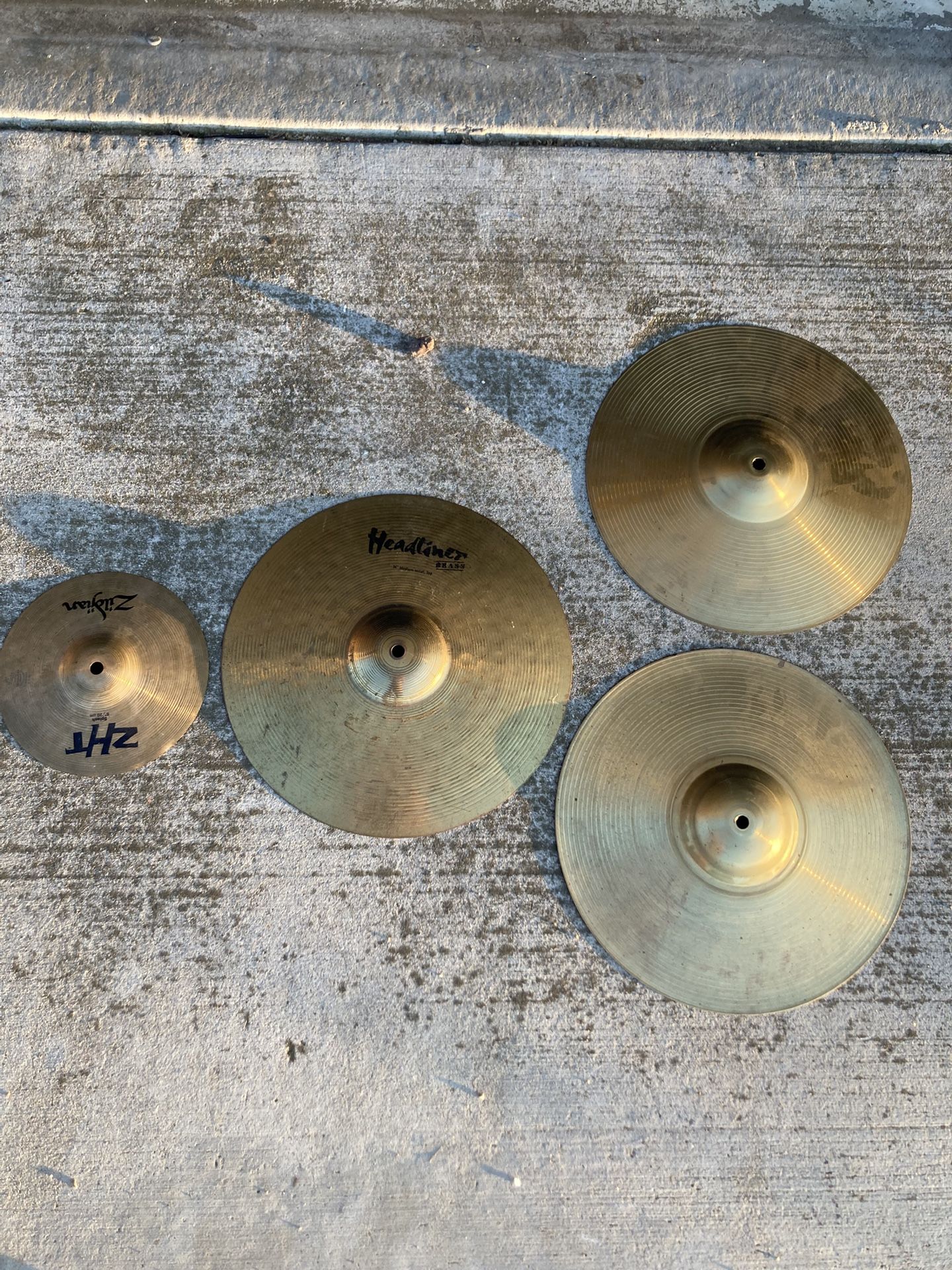 4 Cymbals (3 Hi Hats And One 8” Splash)