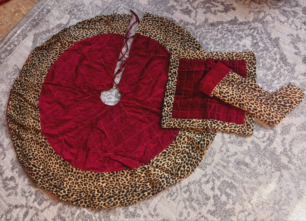 54" Tree Skirt with Matching Pillowcase and Stocking
