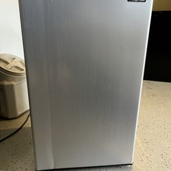 3.3 Cu Ft Magic Chef Refrigerator $80