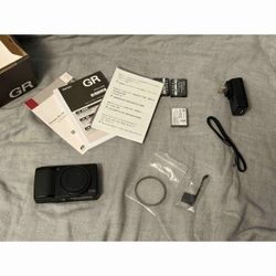 Ricoh GR III 2 spare batteries thumb rest Compact Digital Camera Used