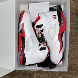 Jordan 5 Retro Fire Red Black Tongue Size 10.5 Men New 