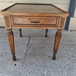 DREXEL FURNITURE TABLE IN VERRY GOOD CONDITION.  PRICE 100$ FIRM NO LESS