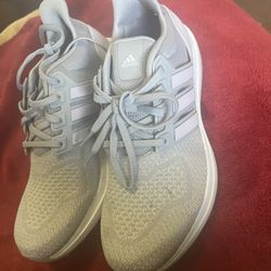 8.5 Women’s Adidas Ubounce 