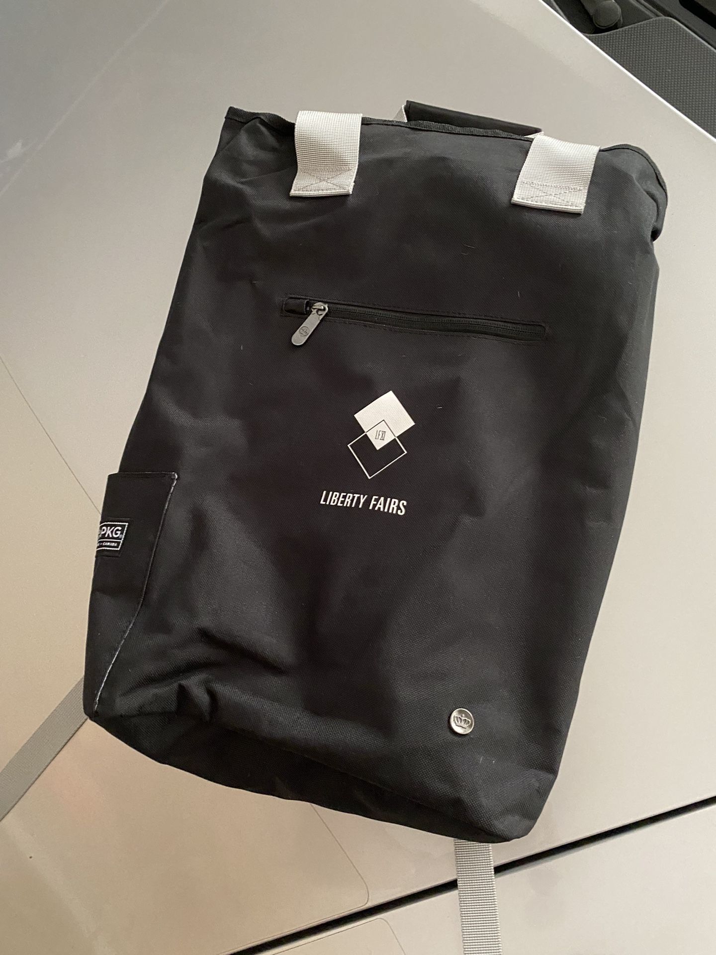 Brand New Backpack Tote (SUPREME)