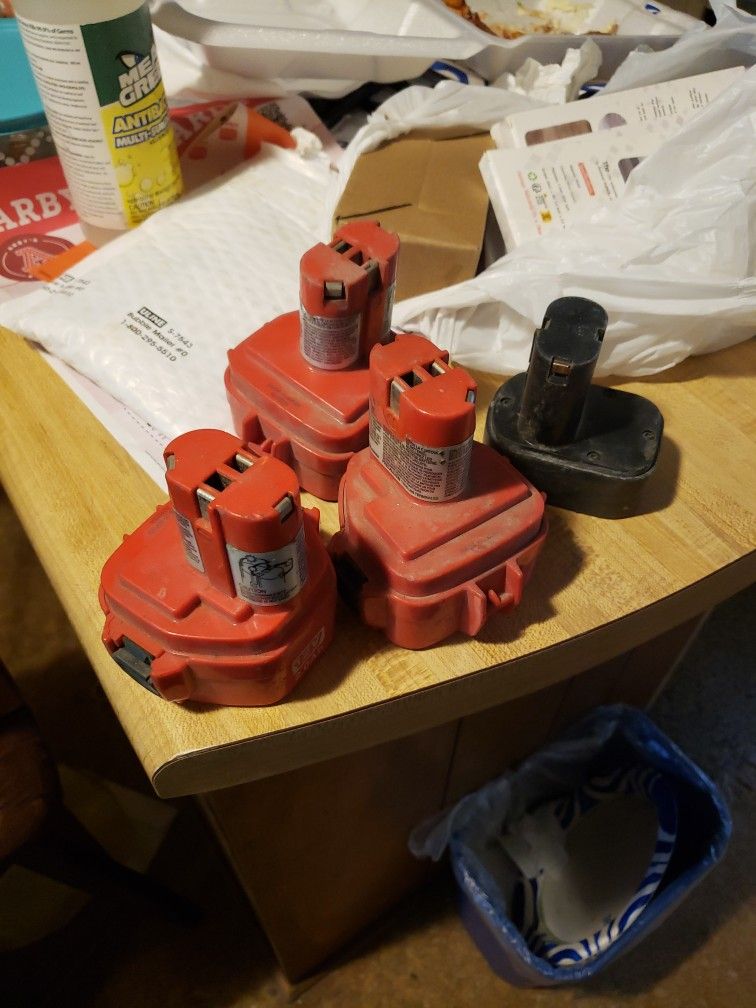 3 Makita 12V 2.0Ah Batteries 1 Nibco 9.6v And charger