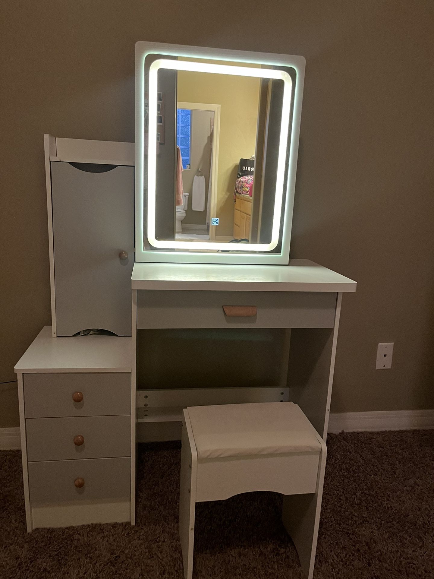 Small Bedroom Vanity for Sale in Gilbert, AZ - OfferUp