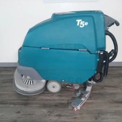 Tennant T5e 32in Floor scrubber