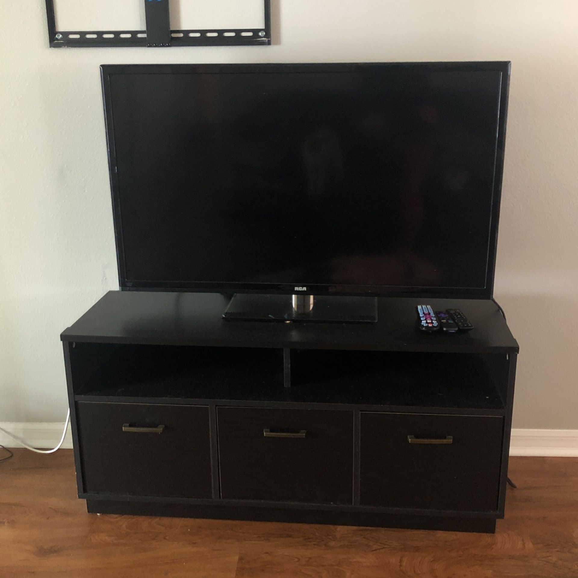 Tv / ROKU With Stand for Sale in Valrico, FL OfferUp