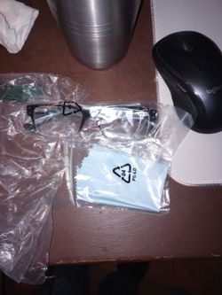 Reading Glasses +.75 With Pouch And Cleaning Cloth