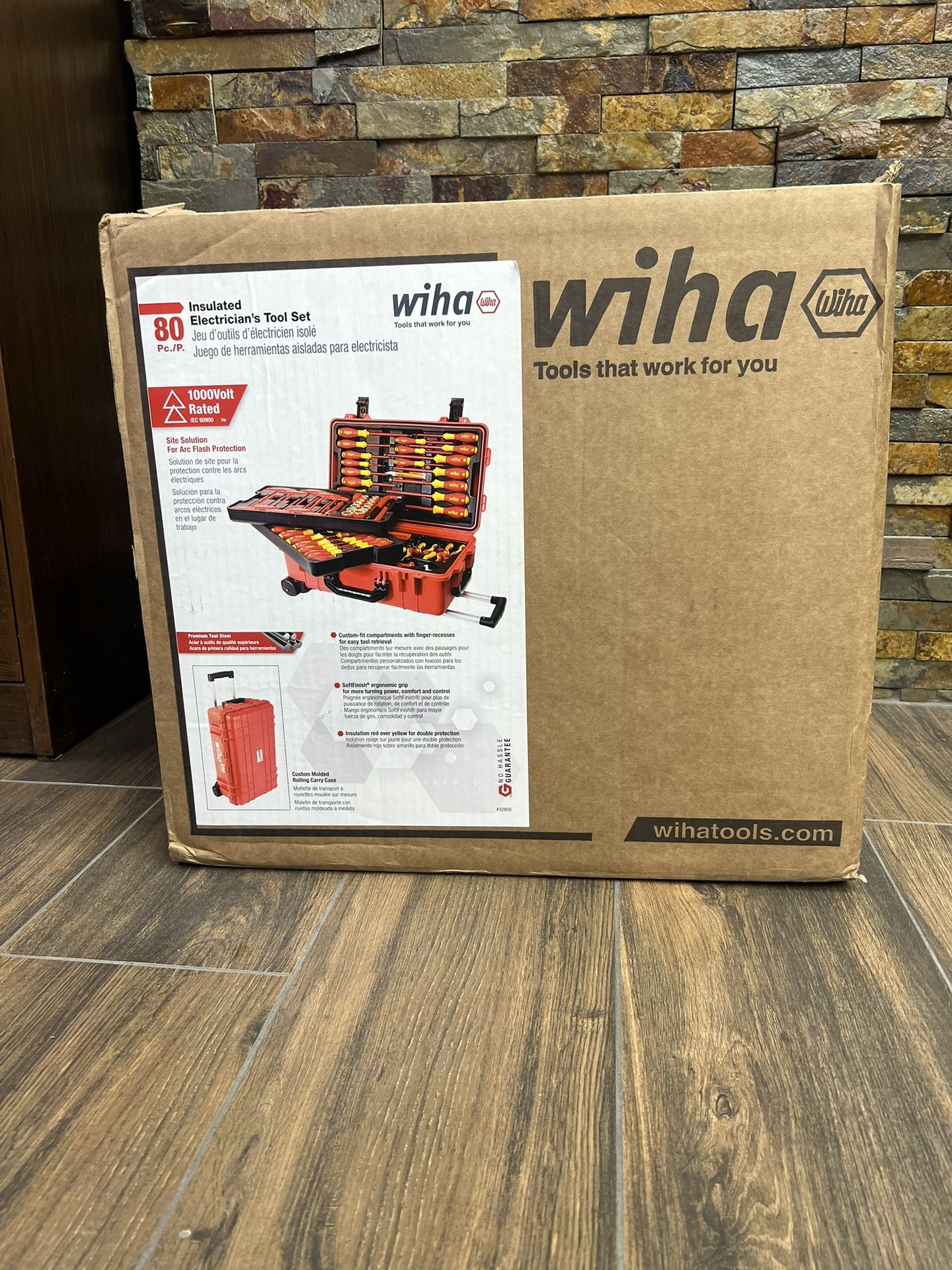 Wiha 32800 Insulated Tool Set with Screwdrivers, Nut Drivers, Pliers, Cutters, Ruler, Knife and Sockets in Rolling Tool Case Brand NEW!! Sealed