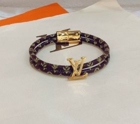 New bracelet comes with dust bag good quality