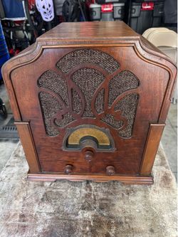 Airline Cathedral Vacuum Tube Radio