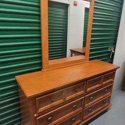 Dresser with mirror. Se Habla Español 