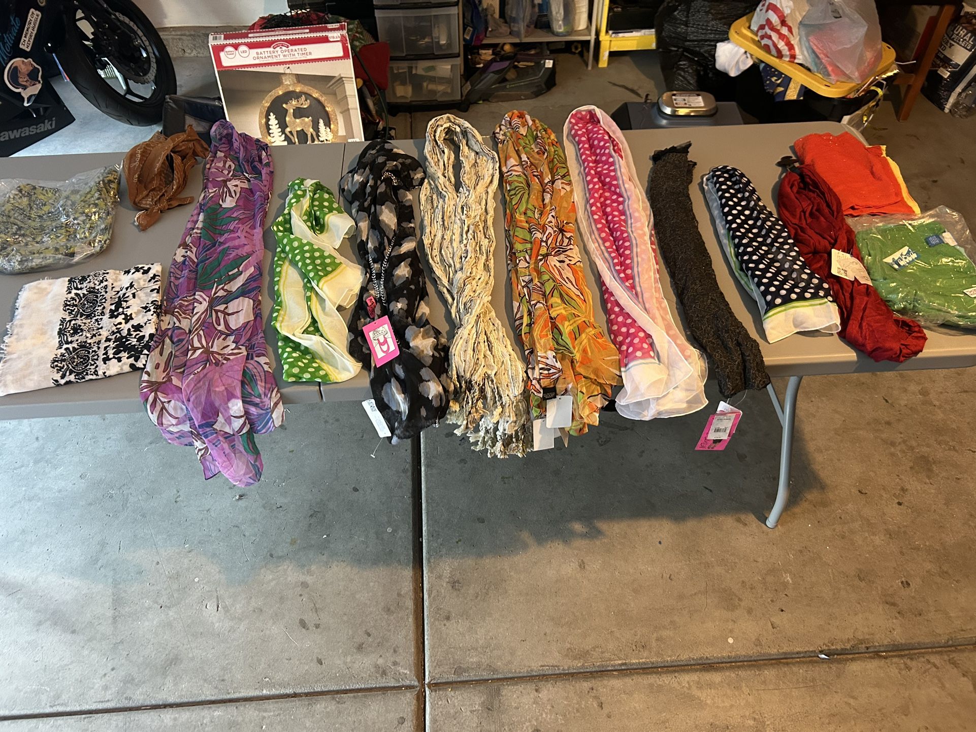 🥶 ITS COLD OUTSIDE 🧣 LOT OF 27 SCARFS FOR THE PRICE OF 1 🤯