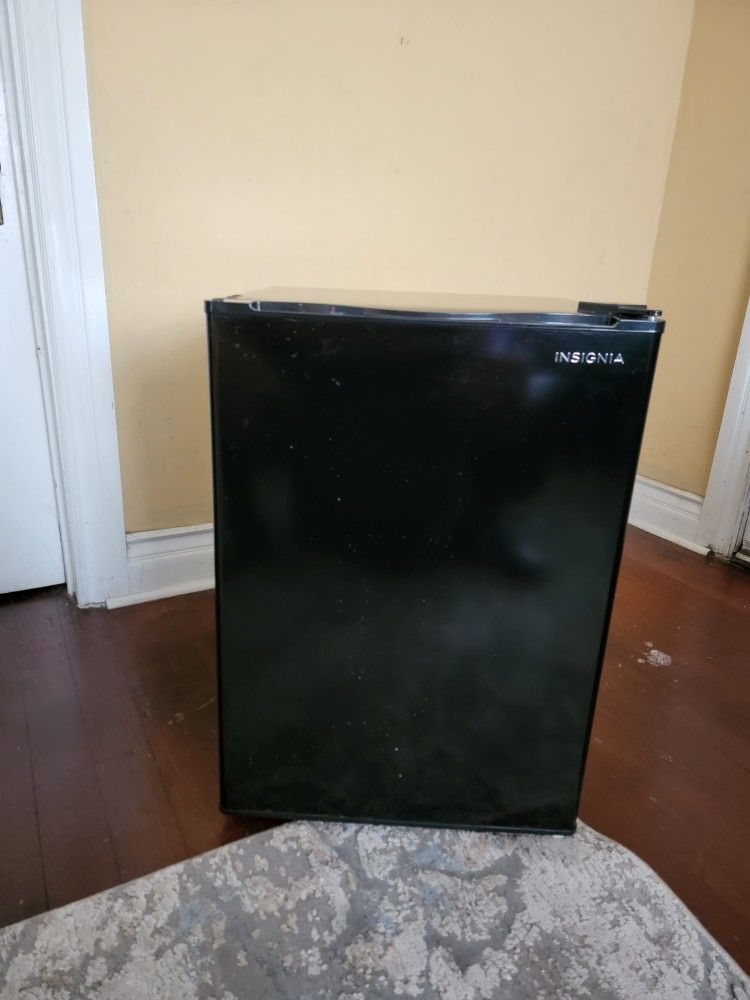 Insignia 2.6 cu Mini Fridge