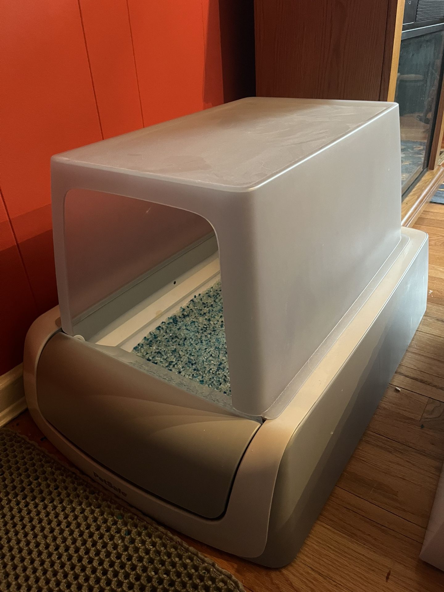 ScoopFree by PetSafe Covered Self-Cleaning Second Generation Cat Litter Box PLUS New Crystal Little Tray