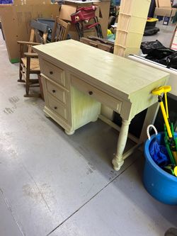 Pretty makeup vanity desk or dresser