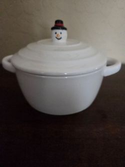 Snowman Ceramic Lidded Bowl with Handles 5x 2 1/2, oven safe. New Giftable $5.00