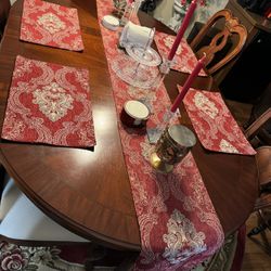 Traditional Round Dining Table 