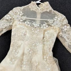 Formal Dress with hair clip piece and Vail. S-M size.