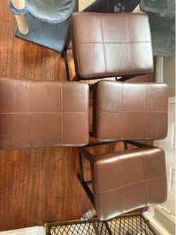 4 bar stools/chairs