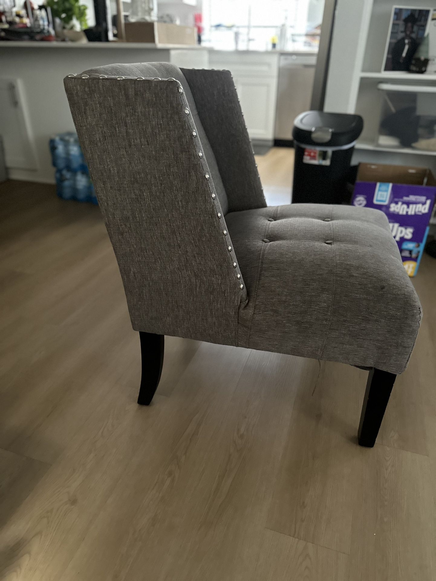 ACCENT CHAIR