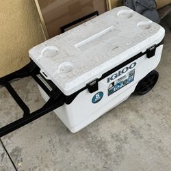 85 Liter Igloo Cooler With Wheels And Handle For Easy Transport 
