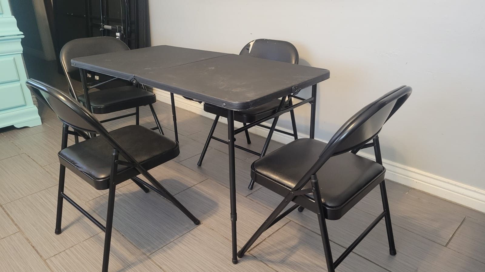 4 FOLDABLE CHAIRS AND FOLDABLE TABLE
