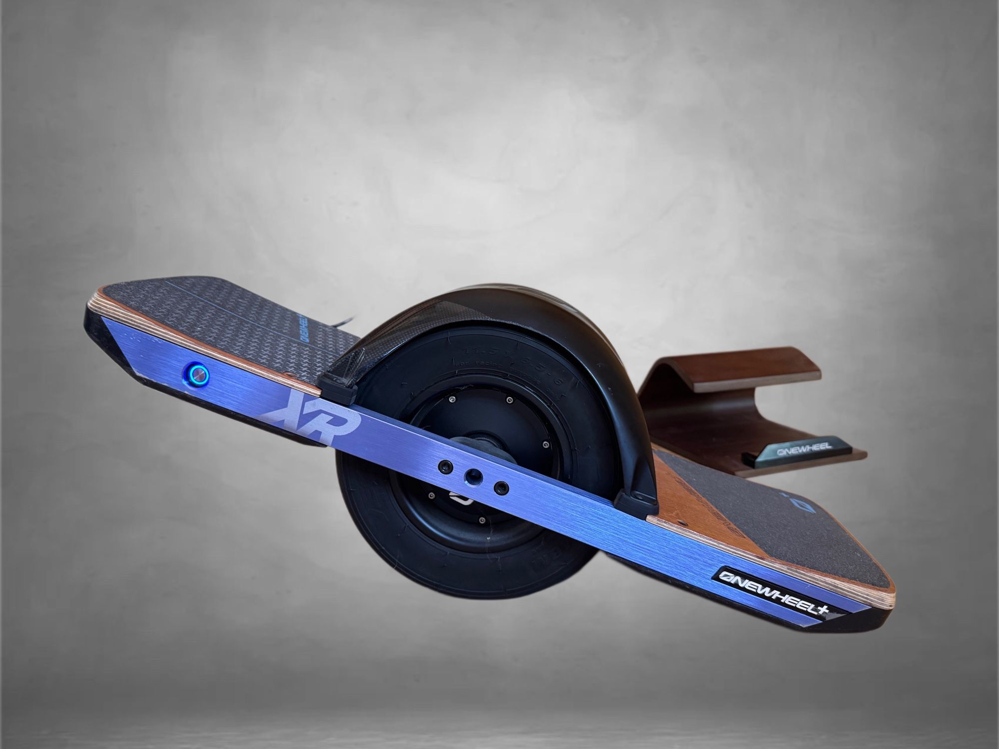 Onewheel XR – Like New – Only 25 Miles – Charger + Stand