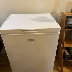 Emerson CF351 3.5-cu. ft. chest freezer