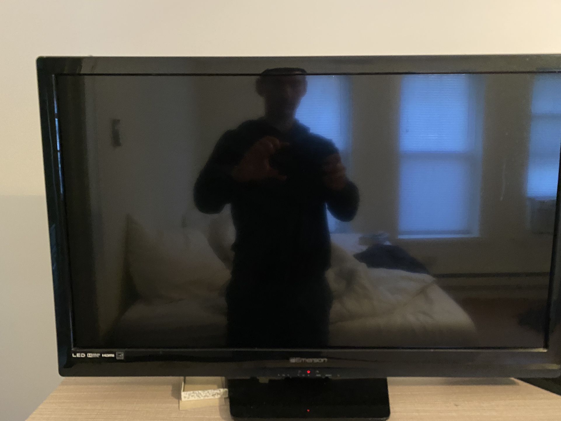 32 Inch Emerson Flatscreen television (tv)