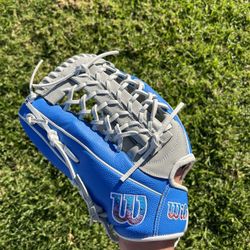 Wilson A2000 12.25 Left Hand Throw Outfield Baseball Glove