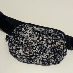 Lululemon Everywhere Belt Bag Floral Spritz Multi Black 1L - OG style