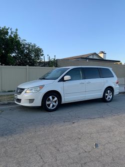 2010 Volkswagen Routan Minivan in White