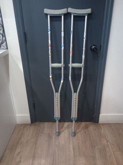 \\\ CRUTCHES  ///