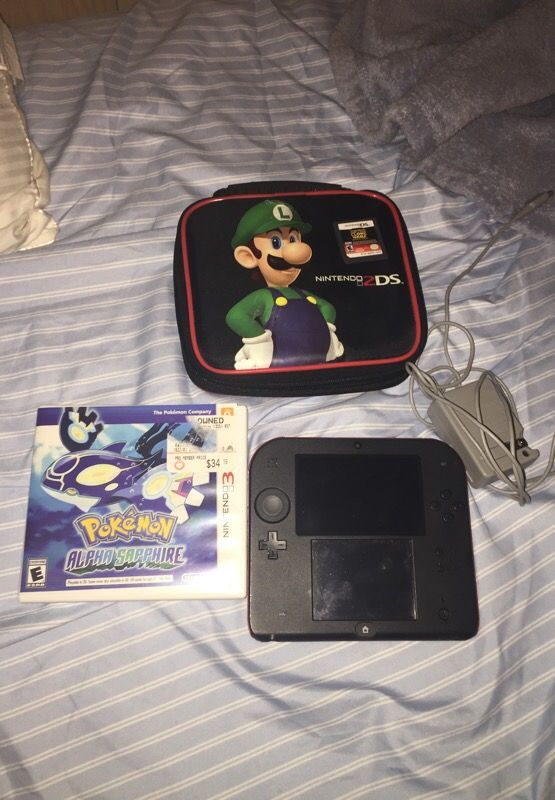 Nintendo 2ds with Pokémon alpha sapphire and Star Wars and case