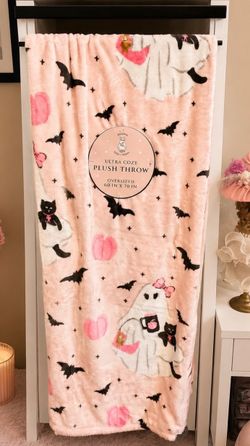Pink ghost blanket with Labubu on bag💗