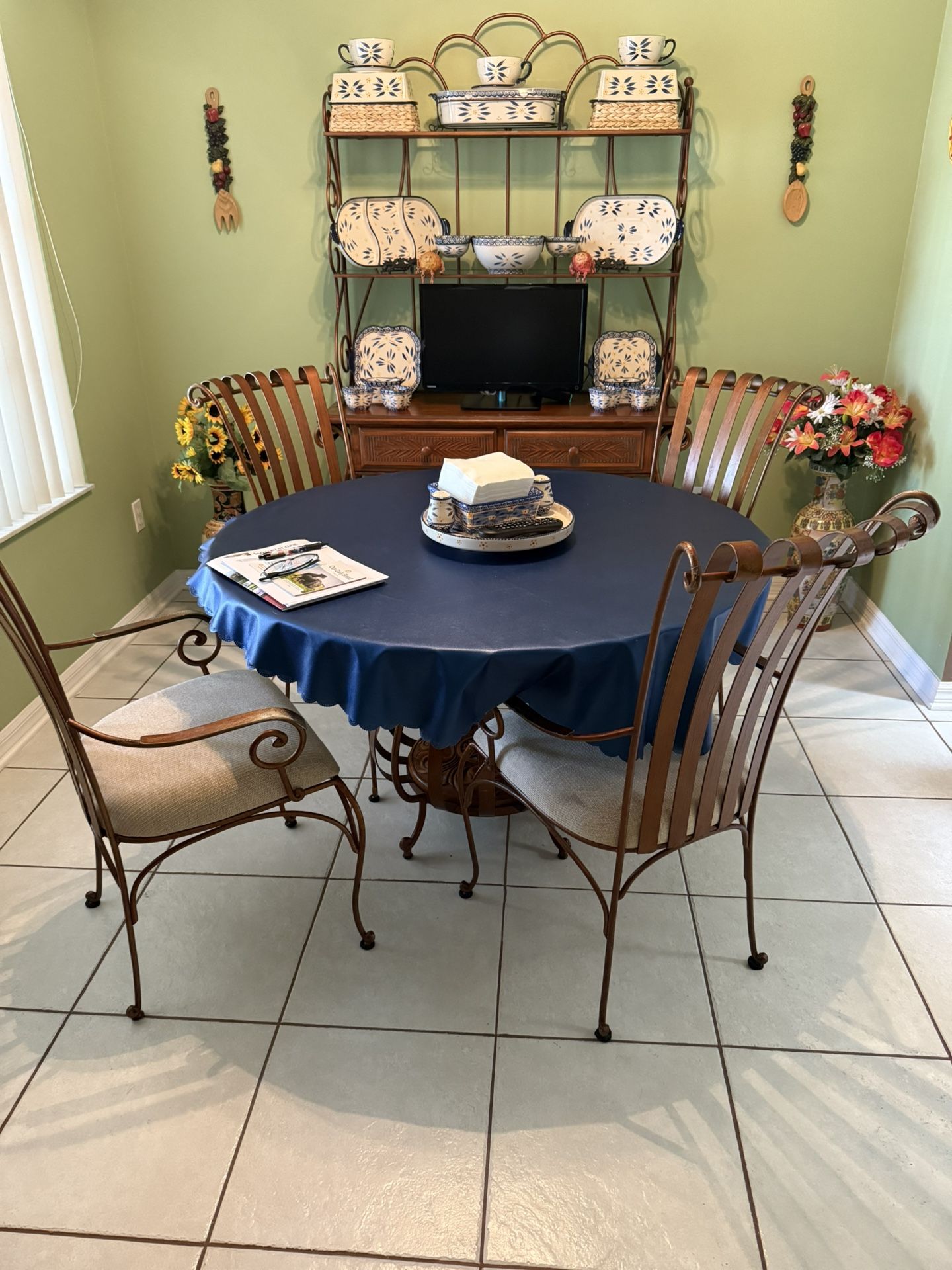 Beautiful Dining Set With Bakers Rack