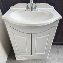 Single Sink Freestanding Bath Vanity with White Ceramic Top