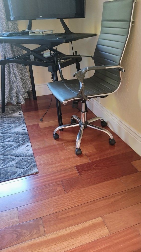 Free - Standing Desk And Chair