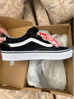 Women’s Vans Old Skool V (Size 6.5)